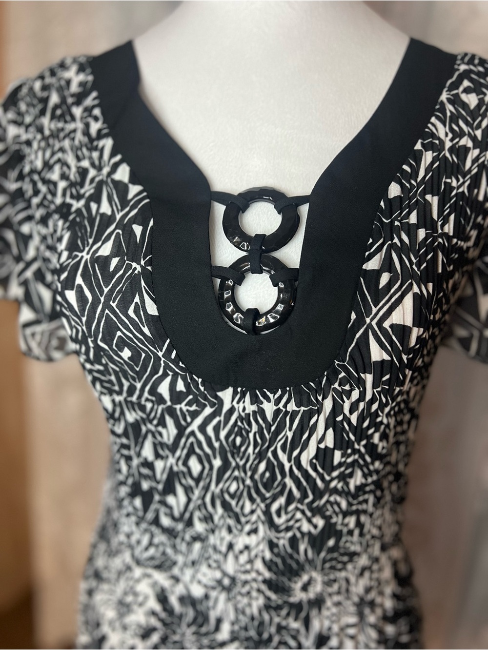 NICOLA Black & White Floral Smocked Tunic Top - Picture 2 of 10